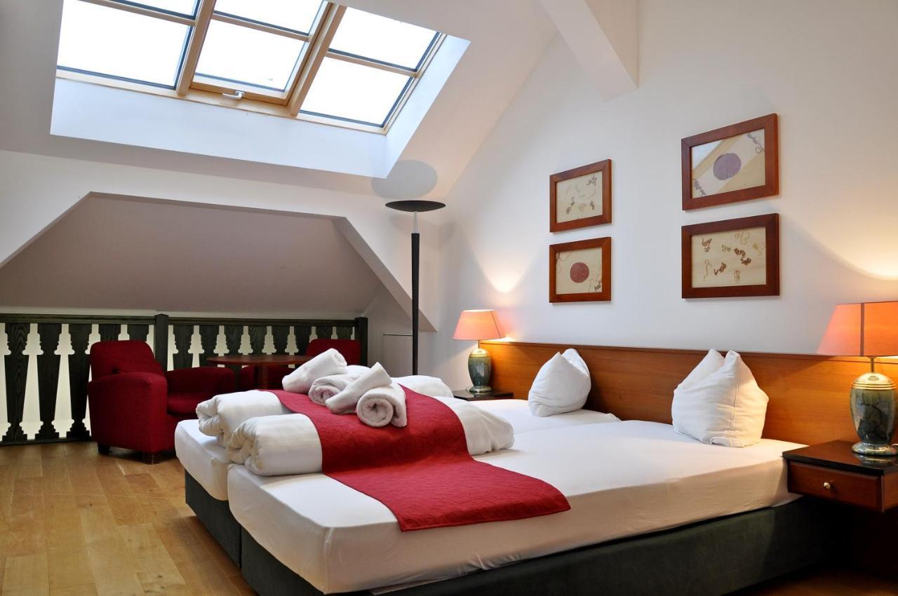 Hotel U Bílého koně Loket Esterno foto
