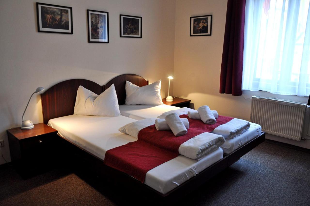 Hotel U Bílého koně Loket Esterno foto