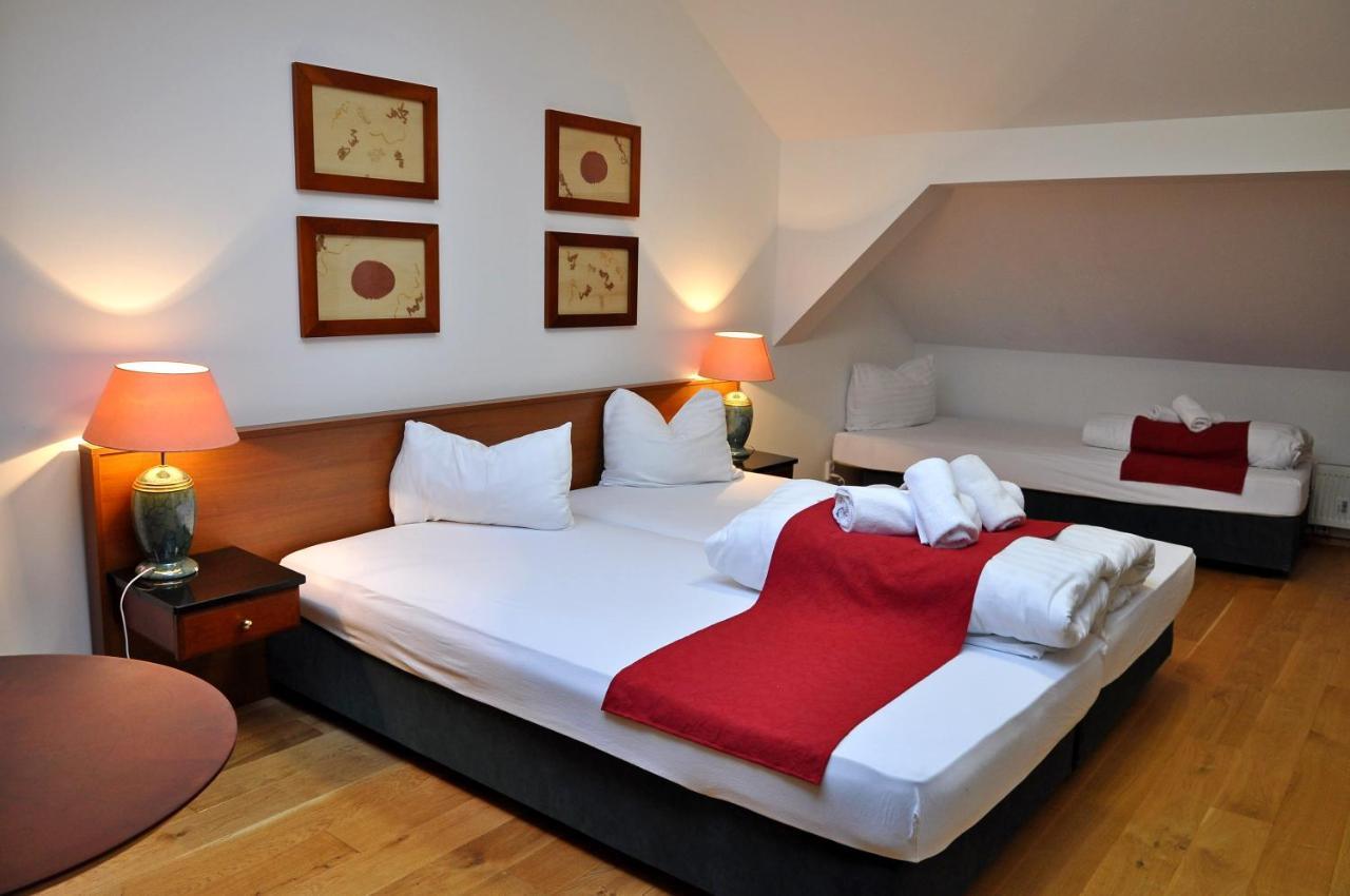 Hotel U Bílého koně Loket Esterno foto