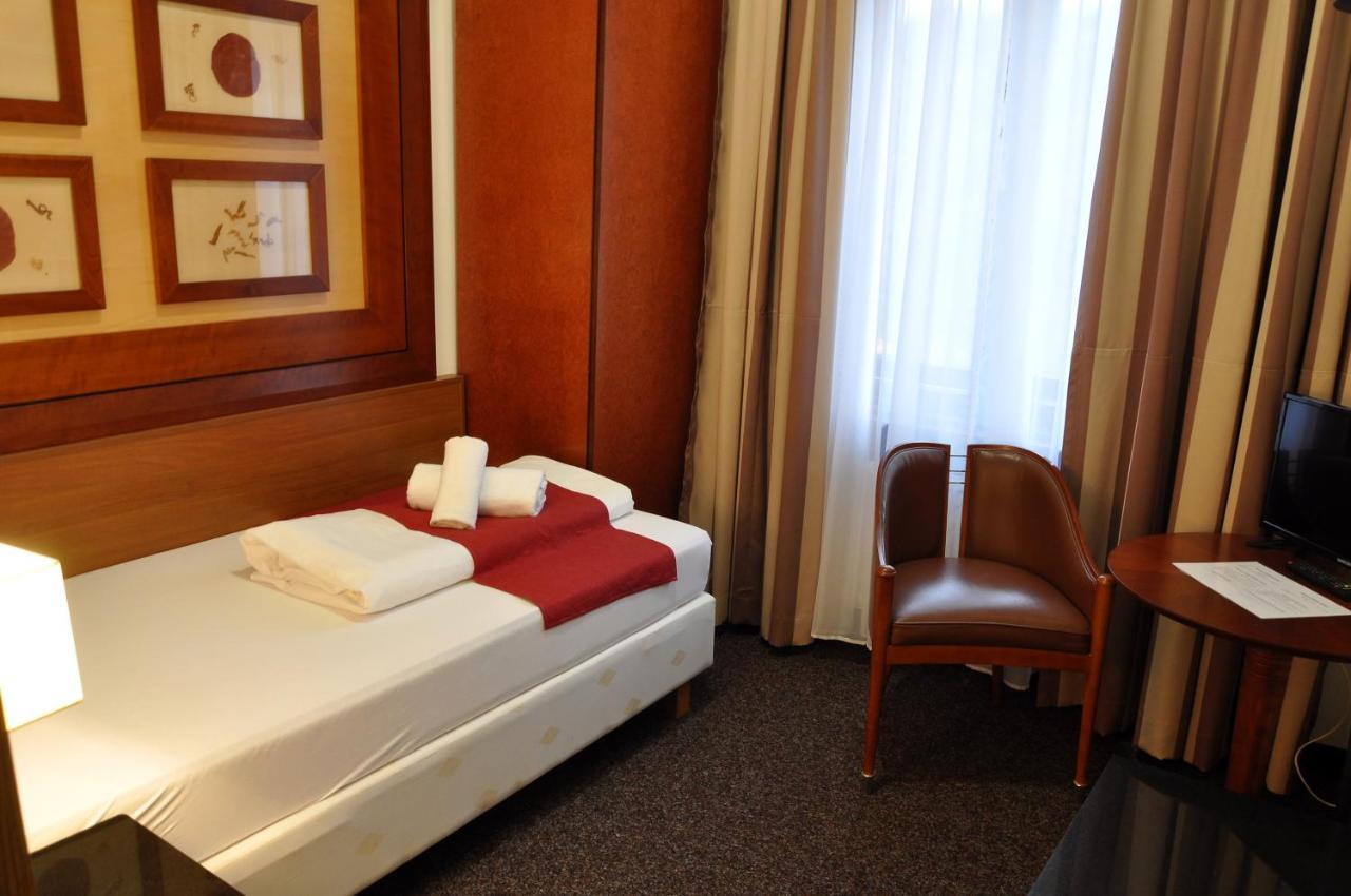 Hotel U Bílého koně Loket Esterno foto