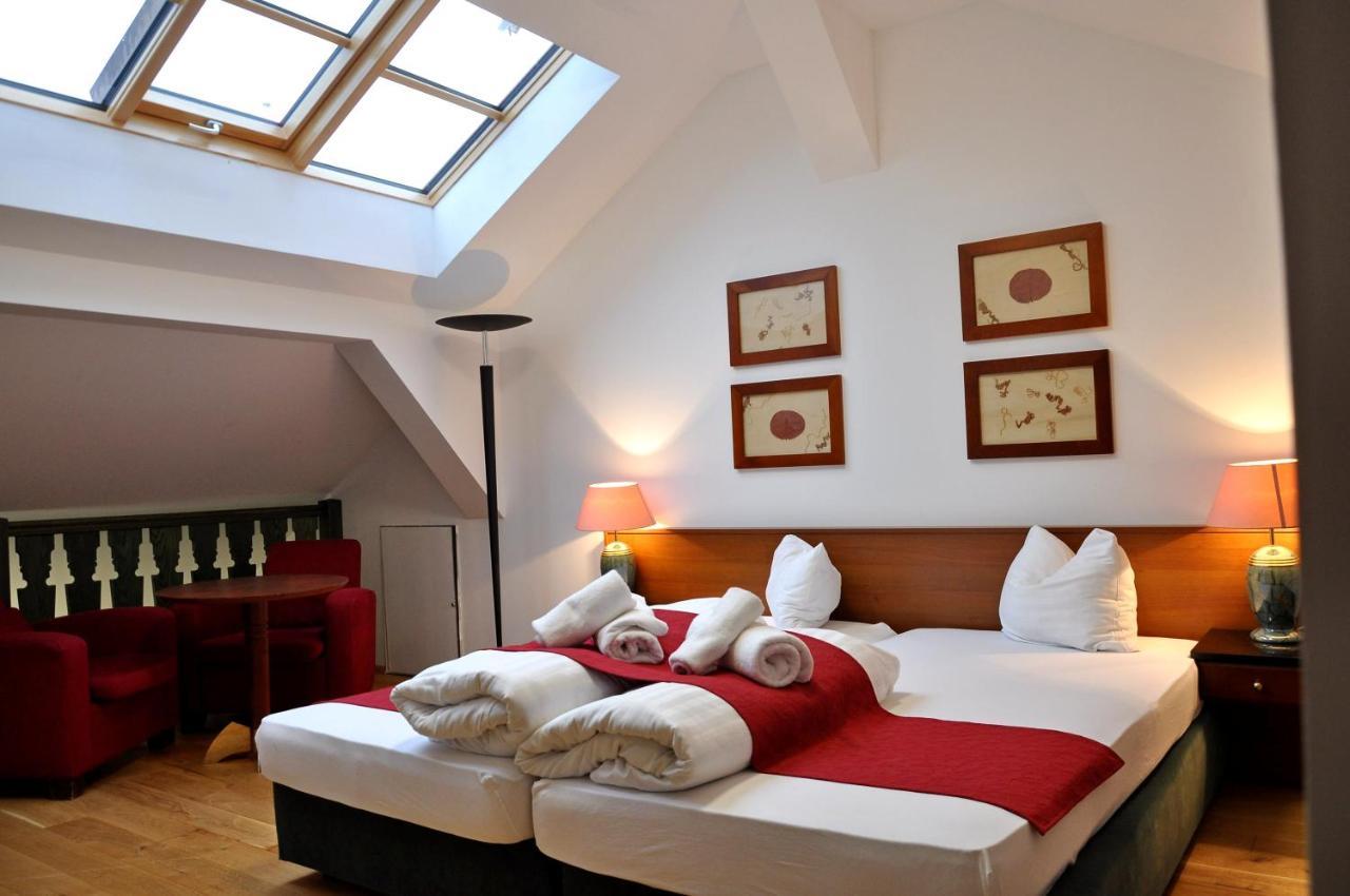 Hotel U Bílého koně Loket Esterno foto