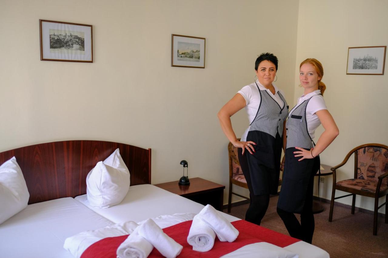 Hotel U Bílého koně Loket Esterno foto